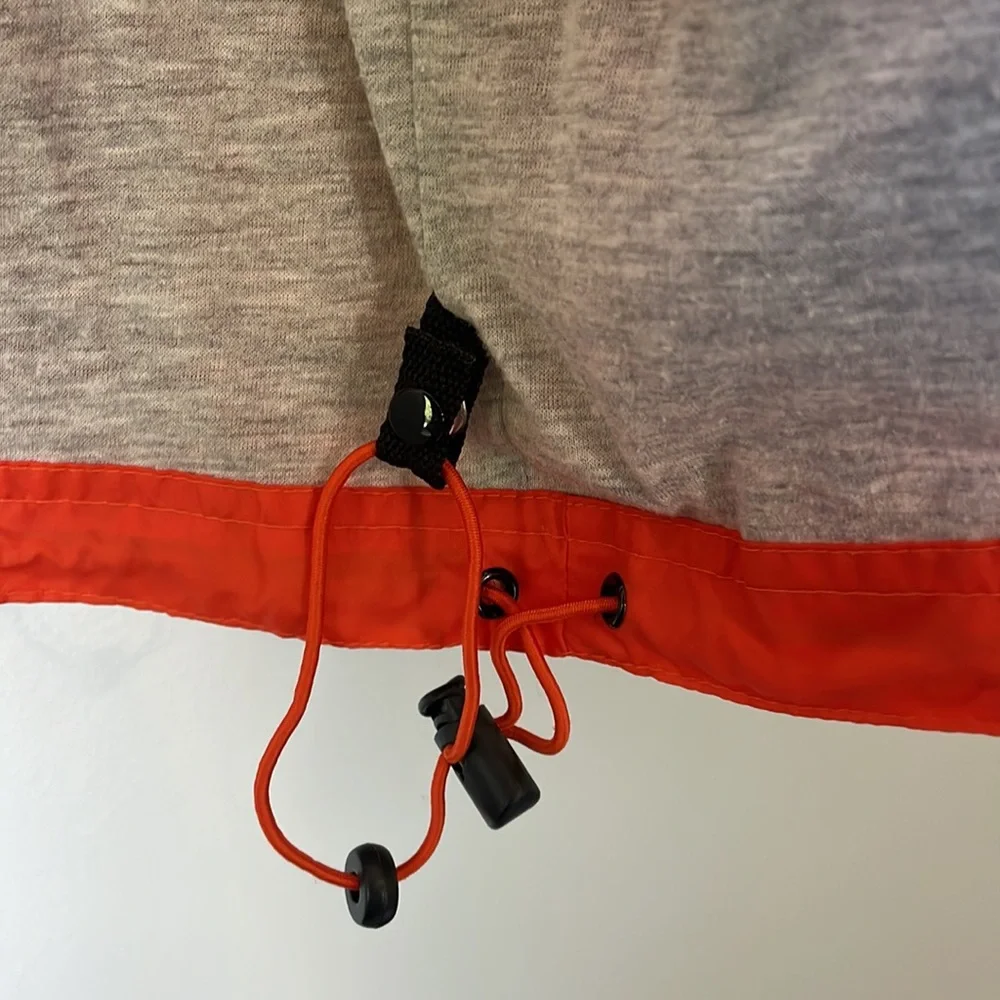 Gap kids packable hooded windbreaker with jersey lining in size 6-8. Ex. Cond